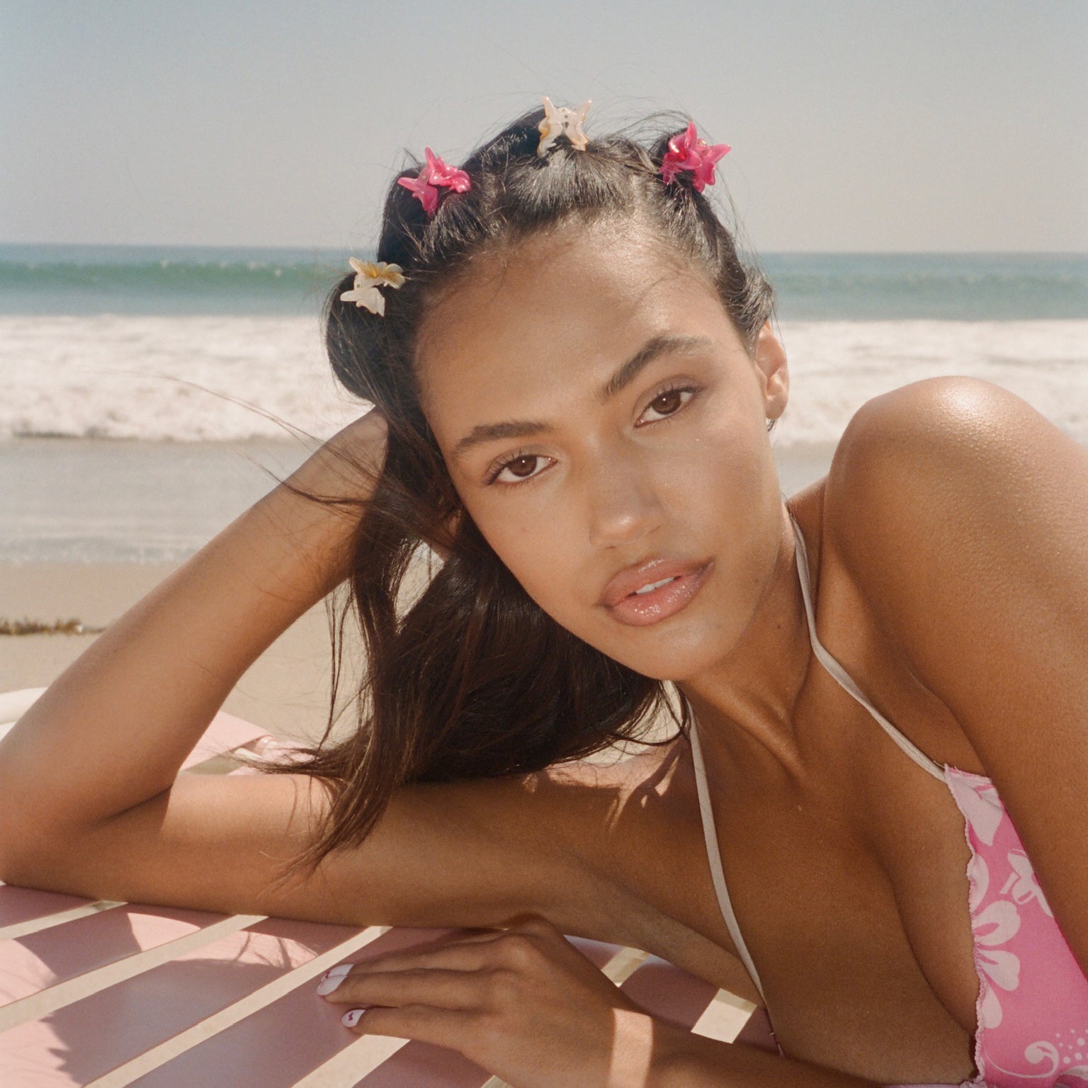 model facing camera with Baby Super Bloom Clip Set in Dragonfruit + Coconut in hair