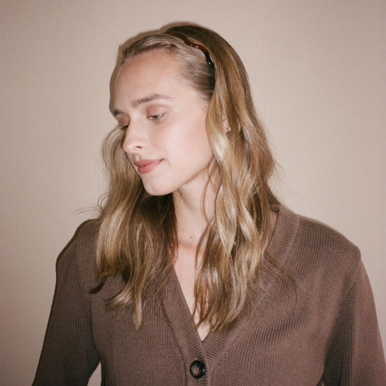 Model wearing Starlet Headband in Curved Amber in hair.