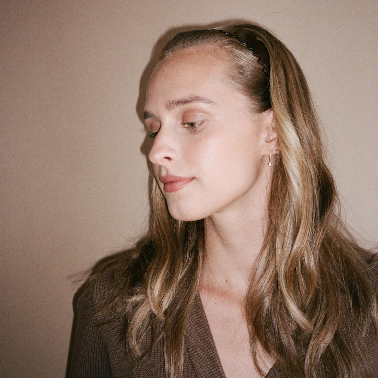 Closeup of model wearing Starlet Headband in Scalloped Amber in hair.